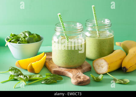 gesunden grünen Smoothie mit Spinat-Mango-Banane in Gläsern Stockfoto