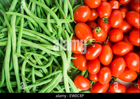 Teppich aus rohen grünen French Bean und rote Tomaten Stockfoto