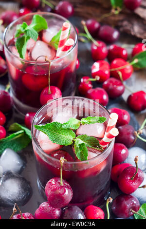 Kirschsaft mit Eiswürfeln, Minze und Reife Süßkirsche Stockfoto