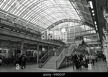 Pendler in St. Pancras Bahnhof London Vereinigtes Königreich Stockfoto