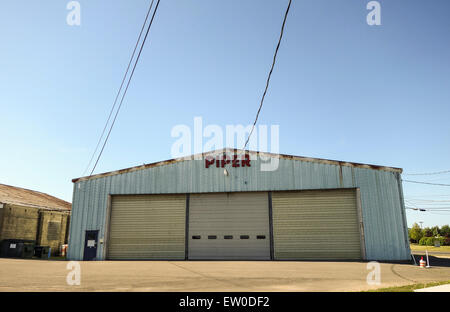 Hangar für Kleinflugzeuge mit Logo des Herstellers der allgemeinen Luftfahrt. Pfeifer auf Vorderseite. Braden Airpark. Easton, Vereinigte Staaten Stockfoto