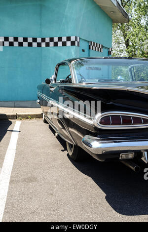 Chevrolet Impala vor amerikanischen Diner, New Jersey, USA. Stockfoto