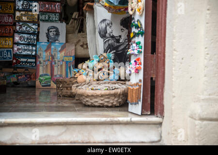 Kunsthandwerk am Eingang eines Hauses in Alt-Havanna Stockfoto