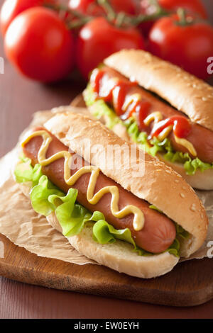 Hot Dog mit Senf Ketchup und Salat Stockfoto