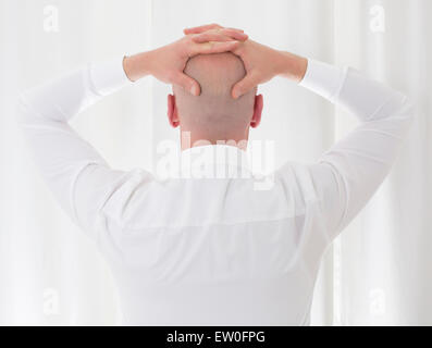 Rückseite eines kahlköpfigen Mann in einem weißen Hemd Stockfoto