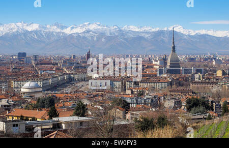 Wunderbare Landschaft Blick auf die Stadt Turin in der italienischen Region Piemont. Vor dem Hintergrund der schneebedeckten Alpen Stockfoto