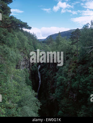 Klippe steht und die fällt der Measach Corrieshalloch Schlucht Braemore Junction in der Nähe von Ullapool Wester Ross Scotland Stockfoto