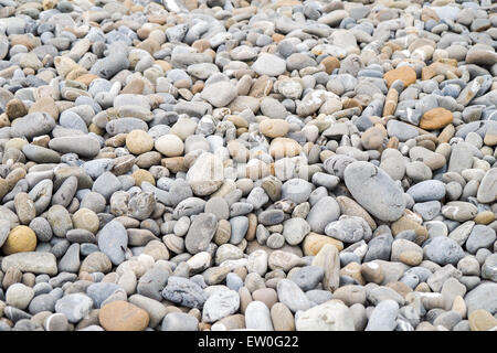 Mehreren Steinen in verschiedenen Formen und Farben am Strand, nützlich für Hintergrund Stockfoto