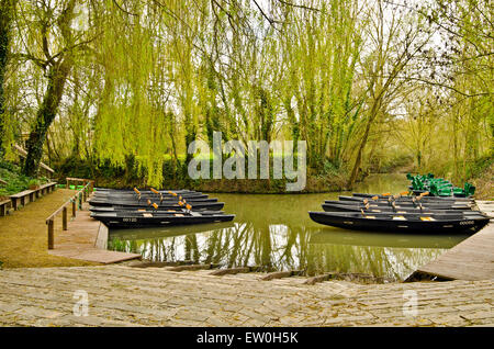 Flachboot und Kanu-Anlegestelle in das grüne Venedig des Marais Poitevin in Maillezais, Vendee Abteilung, Pays De La Loire, Frankreich. Stockfoto