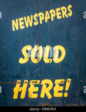 Grunge alte Zeitungen verkauft hier Schild ein Kiosk im Vereinigten Königreich Stockfoto