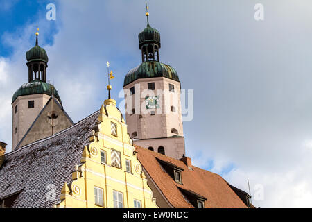Verschneite Panorama der Wending (Gemeinde im Bezirk Bayern, Deutschland) mit St. Emmeram Kirche im Hintergrund Stockfoto