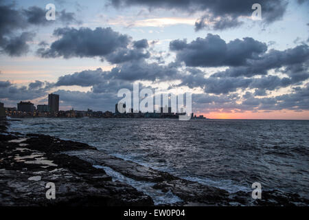 Sonnenuntergang am Malecón in Havanna Stockfoto
