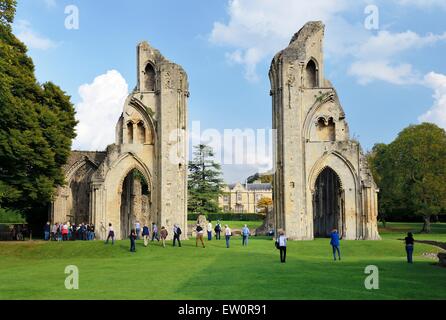 Abtei von Glastonbury, Somerset, England. Ansicht Ost aus dem Kirchenschiff durch die zerstörten Bögen zum Chor Stockfoto