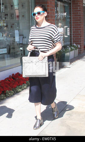 Rose McGowan eine abgespeckte oben und Knie Länge tragen schwarze Ledershorts, Besorgungen mit Beverly Hills: Rose McGowan Where: Los Angeles, Vereinigte Staaten von Amerika bei: 30. März 2015 Stockfoto