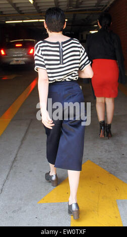 Rose McGowan eine abgespeckte oben und Knie Länge tragen schwarze Ledershorts, Besorgungen mit Beverly Hills: Rose McGowan Where: Los Angeles, Vereinigte Staaten von Amerika bei: 30. März 2015 Stockfoto