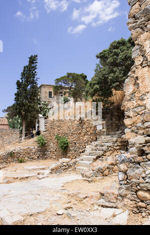 Alte Treppen auf der kretischen Insel Spinalonga. Stockfoto