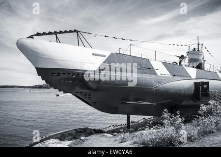 Helsinki, Finnland - 13. Juni 2015: Historische u-Boot Vesikko von WWII Periode steht auf der Küste von Suomenlinna Insel. Mono Stockfoto