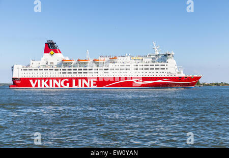 Helsinki, Finnland - 13. Juni 2015: Die finnische Fähre Viking Line Mariella geht aus Helsinki Passagierhafen Stockfoto