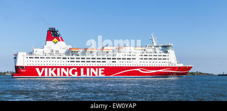 Helsinki, Finnland - 13. Juni 2015: Die finnische Fähre Viking Line MS Mariella geht aus Helsinki Passagierhafen Stockfoto