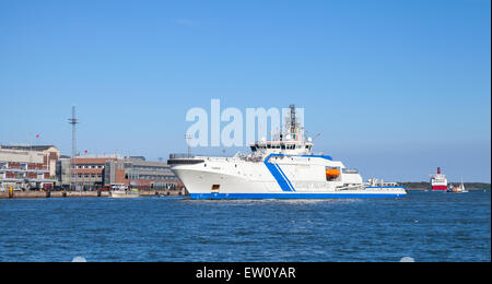 Helsinki, Finnland - 13. Juni 2015: Finnische Offshore-Patrouillenschiff Turva im Hafen von Helsinki. Das größte Schiff der Flotte Stockfoto