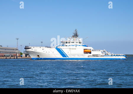 Helsinki, Finnland - 13. Juni 2015: Finnische Offshore-Patrouillenschiff Turva tritt in den Hafen von Helsinki. Das größte Schiff der fle Stockfoto