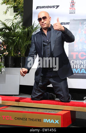 Vin Diesel-Handabdruck und Fußabdruck Zeremonie Featuring: VIN DIESEL wo: Hollywood, Kalifornien, USA als: 1. April 2015 Stockfoto