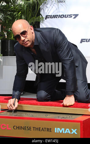 Vin Diesel-Handabdruck und Fußabdruck Zeremonie Featuring: VIN DIESEL wo: Hollywood, Kalifornien, USA als: 1. April 2015 Stockfoto