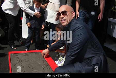 Vin Diesel-Handabdruck und Fußabdruck Zeremonie Featuring: VIN DIESEL wo: Hollywood, Kalifornien, USA als: 1. April 2015 Stockfoto