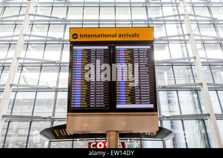 Flugzeug-Anreise-Board In Terminal 5, Flughafen Heathrow, London, England Stockfoto