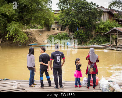 Sungai Kolok, Narathiwat, Thailand. 16. Juni 2015. Menschen warten auf der thailändischen Seite des Flusses Kolok, nach Malaysia zu gehen. Die Grenze zwischen Thailand und Malaysia in Sungai Kolok, Narathiwat, Thailand. Thai und Malaysier Grenze die frei für Einkaufs- und Familien besucht. Die Grenze ist der Kolok Fluss © Jack Kurtz/ZUMA Draht/Alamy Live News Stockfoto