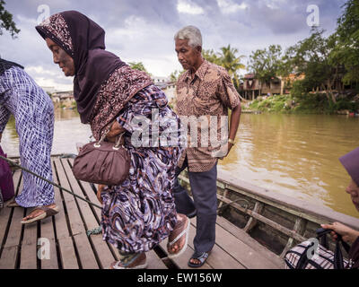 Sungai Kolok, Narathiwat, Thailand. 16. Juni 2015. Menschen aus Malaysia bekommen von einem kleinen Boot auf der thailändischen Seite der Grenze. Die Grenze zwischen Thailand und Malaysia in Sungai Kolok, Narathiwat, Thailand. Thai und Malaysier Grenze die frei für Einkaufs- und Familien besucht. Die Grenze ist der Kolok Fluss © Jack Kurtz/ZUMA Draht/Alamy Live News Stockfoto