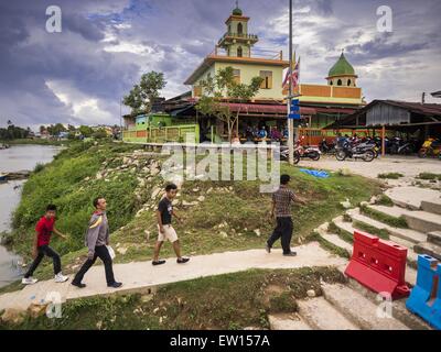 Sungai Kolok, Narathiwat, Thailand. 16. Juni 2015. Menschen aus Malaysia steigen Sie ein kleines Boot neben einer kleinen Gemeinde Moschee auf der thailändischen Seite der Grenze. Die Grenze zwischen Thailand und Malaysia in Sungai Kolok, Narathiwat, Thailand. Thai und Malaysier Grenze die frei für Einkaufs- und Familien besucht. Die Grenze ist der Kolok Fluss © Jack Kurtz/ZUMA Draht/Alamy Live News Stockfoto