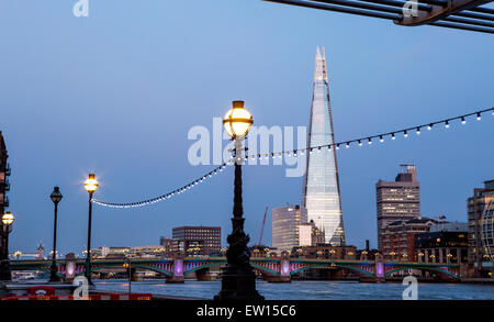 Die Scherbe von Themse zu Fuß gehen Sie unter die Millennium Bridge bei Nacht-London-UK Stockfoto