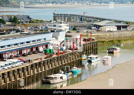 Frankreich, Normandie, Manche. Süd-Ost über den kommerziellen Fischfang Harbour Markt von Granville. Inshore Boote landen ihren Fang Stockfoto