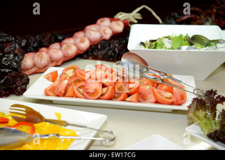 Schneiden Sie die Tomaten in das Restaurant auf der Insel Mallorca, Spanien Stockfoto