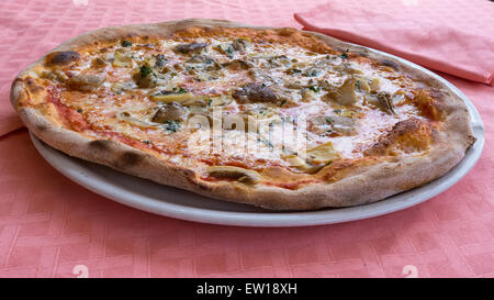 In der Bild typisch italienische Pizza mit Tomaten, Mozzarella, Käse und Pilzen. Stockfoto