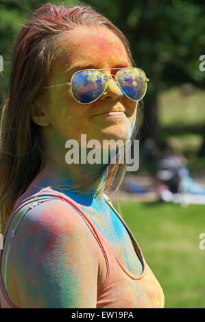 KALININGRAD, Russland - 6. Juni 2015: Menschen mit bunten Gesicht während das Holi-Fest der Farben Stockfoto