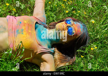 KALININGRAD, Russland - 6. Juni 2015: Menschen mit bunten Gesicht während das Holi-Fest der Farben Stockfoto