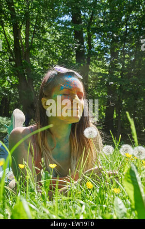 KALININGRAD, Russland - 6. Juni 2015: Menschen mit bunten Gesicht während das Holi-Fest der Farben Stockfoto