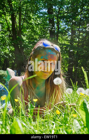 KALININGRAD, Russland - 6. Juni 2015: Menschen mit bunten Gesicht während das Holi-Fest der Farben Stockfoto