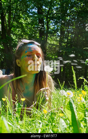 KALININGRAD, Russland - 6. Juni 2015: Menschen mit bunten Gesicht während das Holi-Fest der Farben Stockfoto