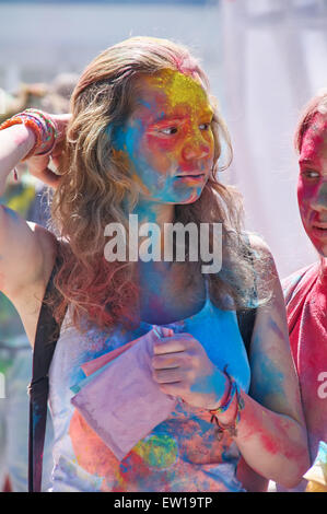 KALININGRAD, Russland - Juni 06, 2015: Menschen mit bunten Gesichtern während der Holi Festival der Farben Stockfoto