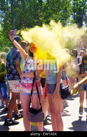 KALININGRAD, Russland - 6. Juni 2015: Menschen mit aufgemalten Gesichtern während das Holi-Fest der Farben Stockfoto