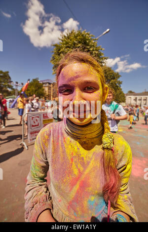 KALININGRAD, Russland - 12. Juni 2015: Menschen mit aufgemalten Gesichtern während das Holi-Fest der Farben Stockfoto