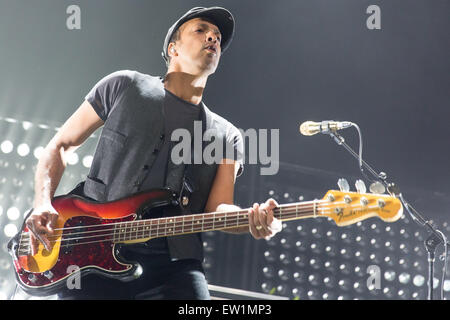 Rosemont, Illinois, USA. 15. Juni 2015. Bassist JOSHUA WINSTEAD Metrik führt live auf der Bühne in der Allstate Arena in Rosemont, Illinois © Daniel DeSlover/ZUMA Draht/Alamy Live News Stockfoto