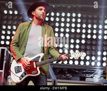 Rosemont, Illinois, USA. 15. Juni 2015. Gitarrist JAMES SHAW Metrik führt live auf der Bühne in der Allstate Arena in Rosemont, Illinois © Daniel DeSlover/ZUMA Draht/Alamy Live News Stockfoto