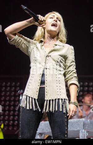 Rosemont, Illinois, USA. 15. Juni 2015. Musiker EMILY HAINES Metrik führt live auf der Bühne in der Allstate Arena in Rosemont, Illinois © Daniel DeSlover/ZUMA Draht/Alamy Live News Stockfoto