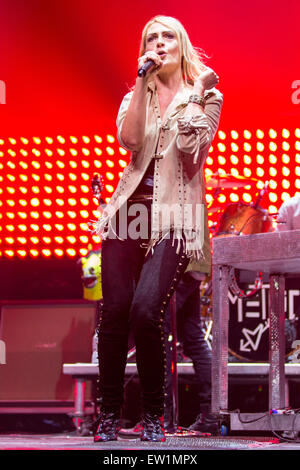 Rosemont, Illinois, USA. 15. Juni 2015. Musiker EMILY HAINES Metrik führt live auf der Bühne in der Allstate Arena in Rosemont, Illinois © Daniel DeSlover/ZUMA Draht/Alamy Live News Stockfoto