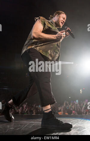 Rosemont, Illinois, USA. 15. Juni 2015. Sänger DAN REYNOLDS von Imagine Dragons spielt live auf der Bühne in der Allstate Arena in Rosemont, Illinois © Daniel DeSlover/ZUMA Draht/Alamy Live News Stockfoto