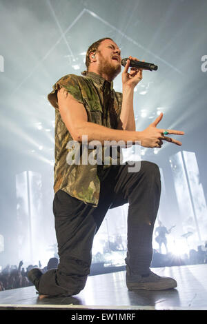 Rosemont, Illinois, USA. 15. Juni 2015. Sänger DAN REYNOLDS von Imagine Dragons spielt live auf der Bühne in der Allstate Arena in Rosemont, Illinois © Daniel DeSlover/ZUMA Draht/Alamy Live News Stockfoto